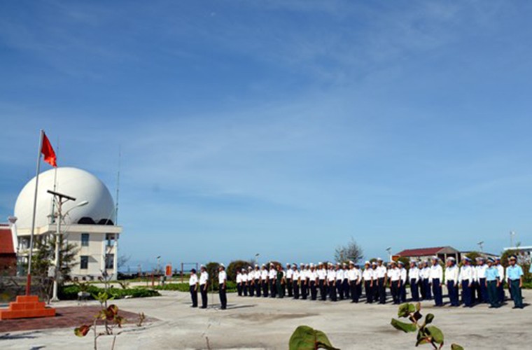 Từ ngày 6 đến ngày 23/1/2018, đoàn công tác của Tàu quân y 561 do Đại tá Phan Ngọc Quang, Phó chính ủy Lữ đoàn 146, Bộ tư lệnh vùng 4 Hải quân làm Trưởng đoàn đã ra thăm, kiểm tra, tặng quà và chúc Tết cán bộ, chiến sĩ tại  quần đảo Trường Sa. Ảnh: Lễ chào cờ trên đảo Phan Vinh.